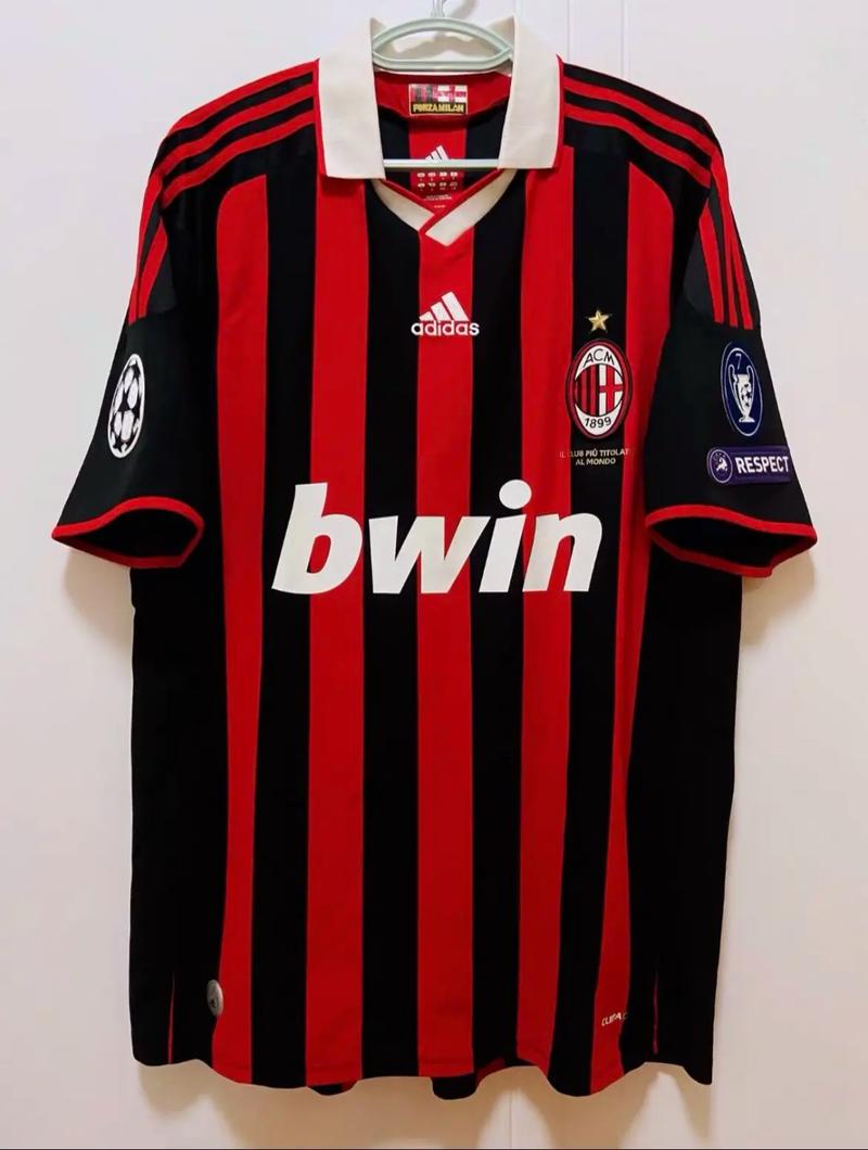 皇马在国家德比后失利，阿隆索面临下课危机，巴萨趁机领跑，西甲争冠形势严峻。