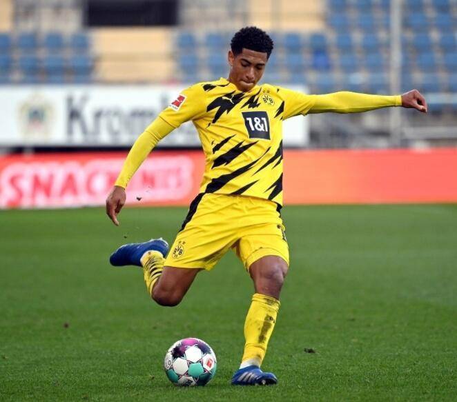 辽宁男篮连续两轮不敌广州龙狮，战绩止步杯赛，阵容调整和外援表现引发争议。