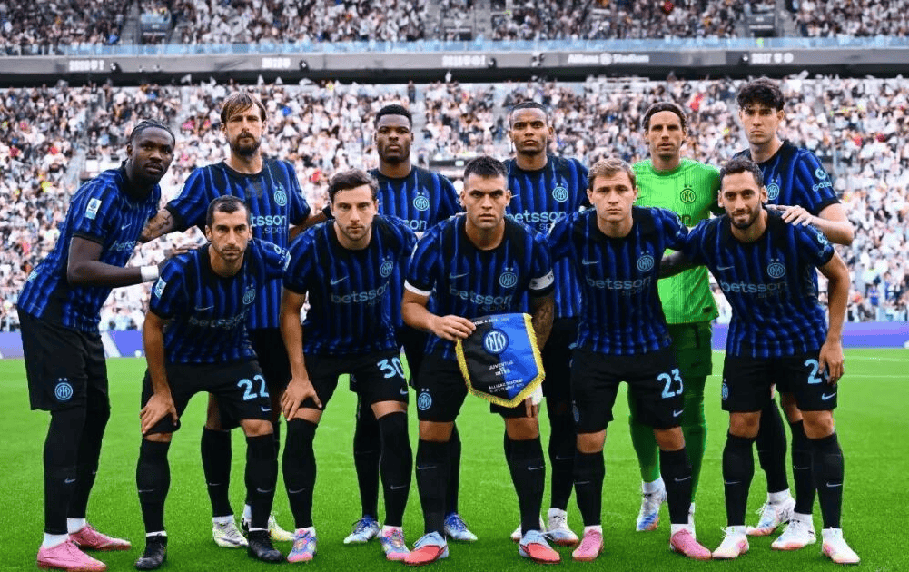 德容：不应该再和上赛季比较了，上赛季我们也没拿到欧冠冠军（德容：本季不必再拿上季作比较，上季我们也未能夺得欧冠）