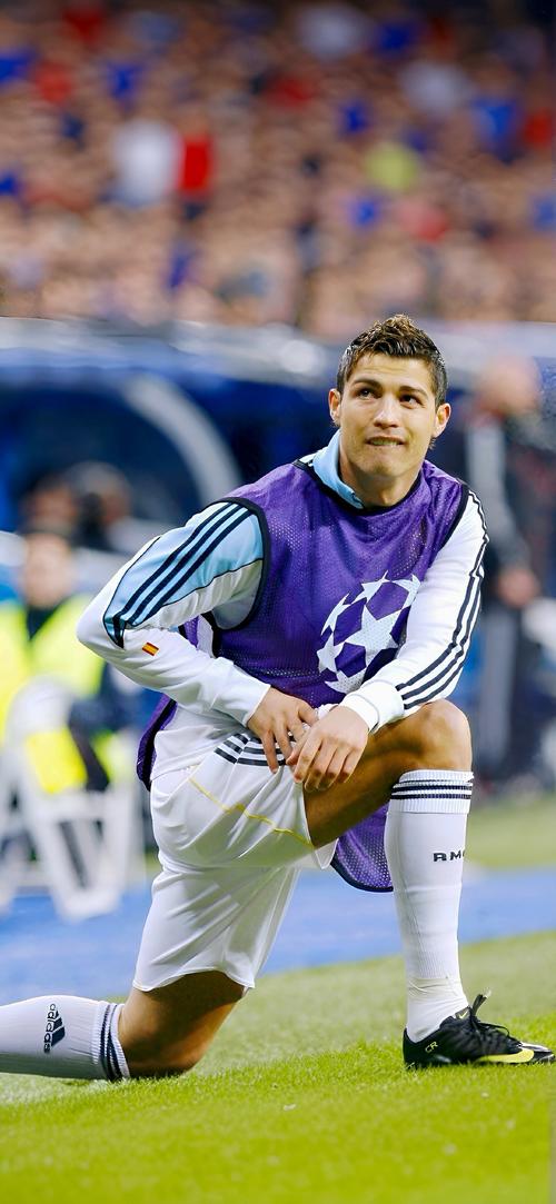 萨拉维亚：C罗是职业与坚持的标杆，梅西是不可复制的天才（萨拉维亚：C罗是职业态度与恒心的楷模，梅西是无法复制的天才）