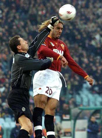 狼队主帅：三个丢球如孩童游戏般白送曼联