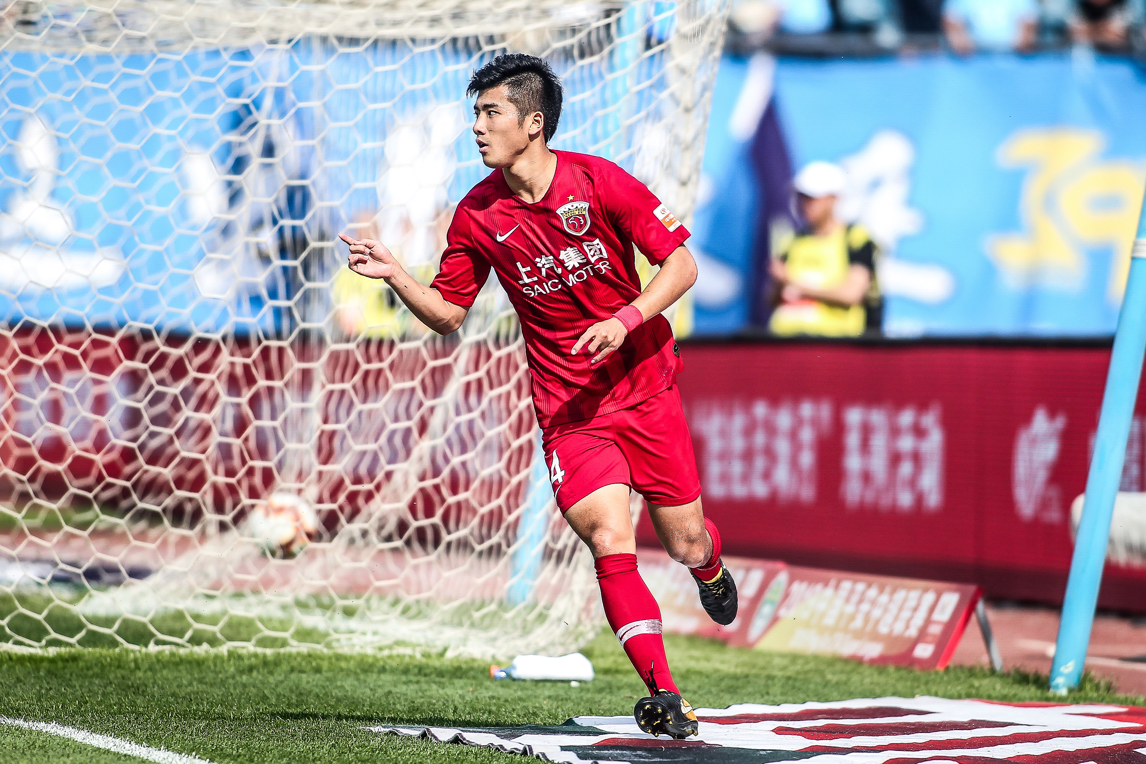 载入史册！阿根廷晒球队卡塔尔世界杯夺冠海报，梅西捧杯C位（铭刻史册！阿根廷发布卡塔尔世界杯冠军海报，梅西捧杯居C位）