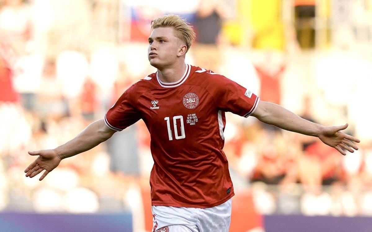 足球西甲榜首易主，冠军形势再变（西甲榜首再度易位，争冠格局重洗牌）