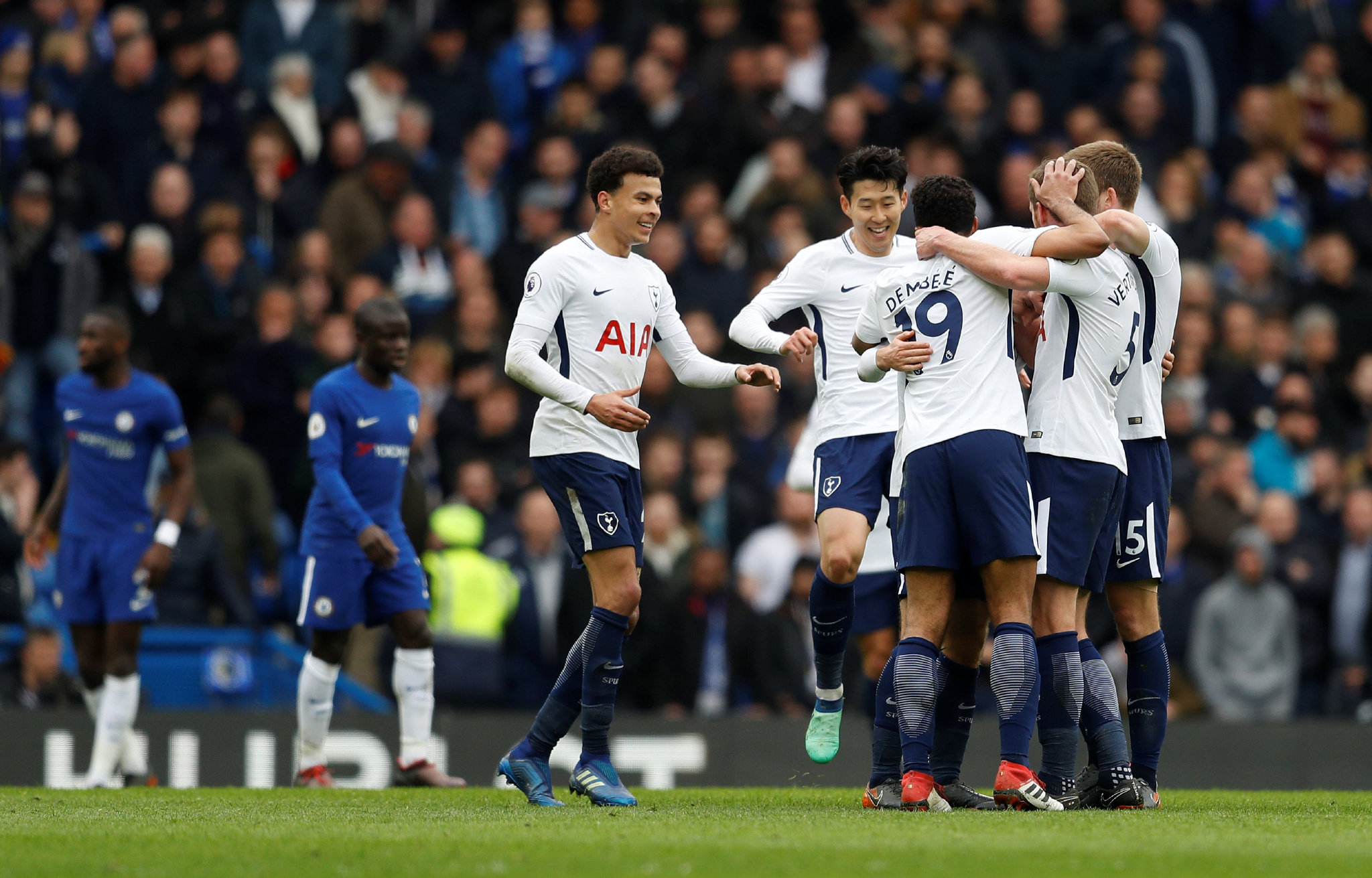 火药味！陶汉林垫脚纪卓违体犯规引刘维伟暴怒 冲到球场内质疑裁判吃T