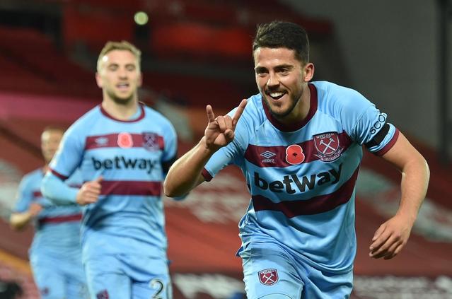 球星赛后向看台深深鞠躬