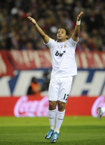 詹姆斯关键时刻连拿10分创赛季新高，头戴皇冠引球迷欢呼模仿