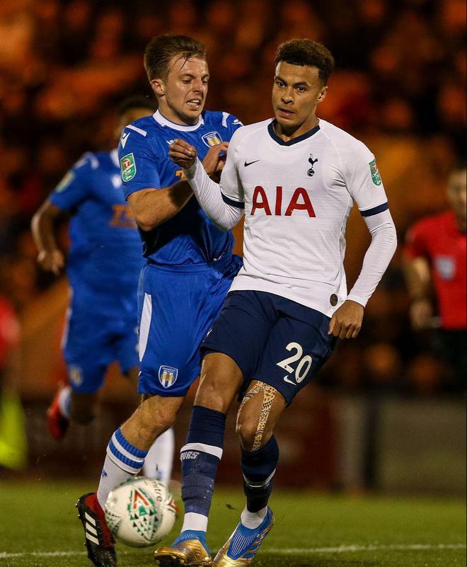 埃基蒂克助攻涉手球争议，主裁观看VAR核查