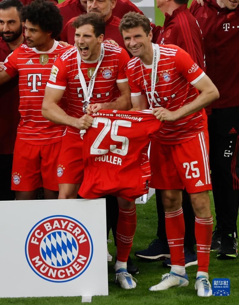 武磊受邀出席上海徐汇区足球超级联赛开幕式，并宣布比赛开幕（武磊亮相上海徐汇区足球超级联赛开幕式，宣布赛事启动）